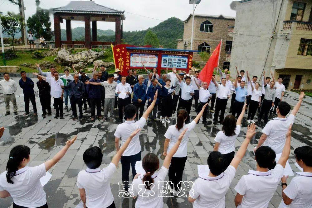 贪官商务车内藏现金，6个大号行李箱装1009万，办案人员直接拉银行柜台清点